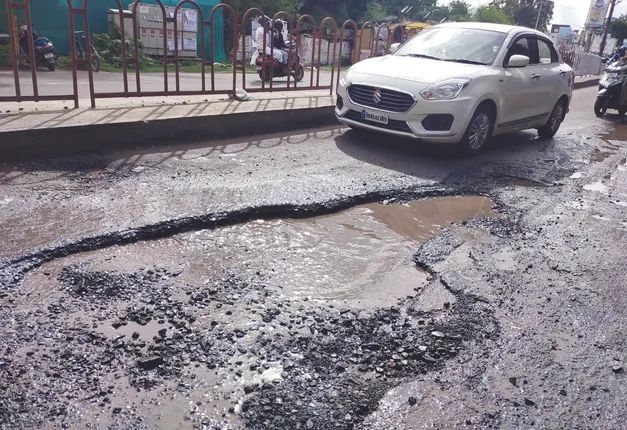 ଗାଁଠୁ ଖରାପ ମହାନଗର! ପ୍ରତିଦିନ ଓଲଟୁଛି ଗାଡ଼ି, ଆହତ ହେଉଛନ୍ତି ଲୋ‌କେ