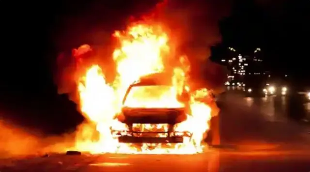 କାର ଭିତରେ ନିଆଁ ଲଗାଇ ନିଜକୁ ଜାଳିଦେଲେ ବ୍ୟବସାୟୀ, ଅଳ୍ପକେ ବର୍ତ୍ତିଲେ ପୁଅ ଓ ପତ୍ନୀ