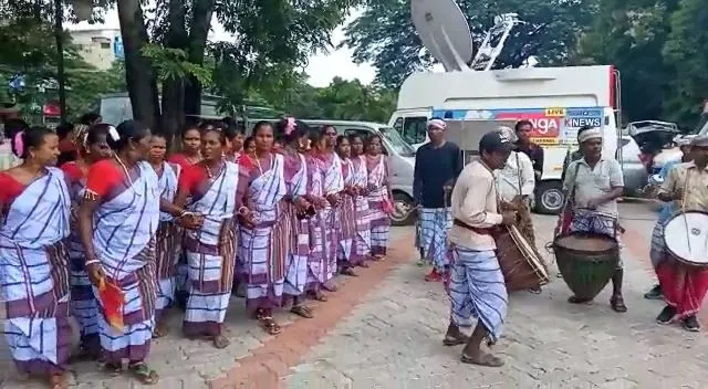 ଦ୍ରୌପଦୀ ମୁର୍ମୁଙ୍କୁ ସମର୍ଥନ ଜଣାଇ ଭୁବନେଶ୍ବରରେ ପାରଂପରିକ ନୃତ୍ୟ କରୁଛନ୍ତି କଳାକାର।