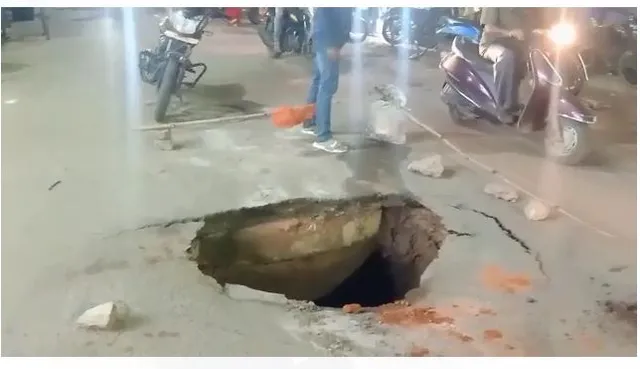 କଟକ ଚୌଧୁରୀବଜାରରେ ଧସିଲା ରାସ୍ତା, ଅଳ୍ପେକେ ବଞ୍ଚିଗଲା ଯାତ୍ରୀଙ୍କ ଜୀବନ