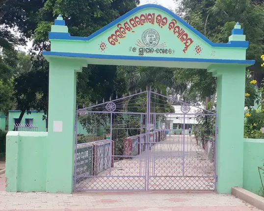 ଡେରାବିଶ ହାଇସ୍କୁଲରେ ଶିକ୍ଷାଦାନ ବିପର୍ଯ୍ୟସ୍ତ, ୫୧୫ ଛାତ୍ରଛାତ୍ରୀଙ୍କୁ ୬ ଶିକ୍ଷକ