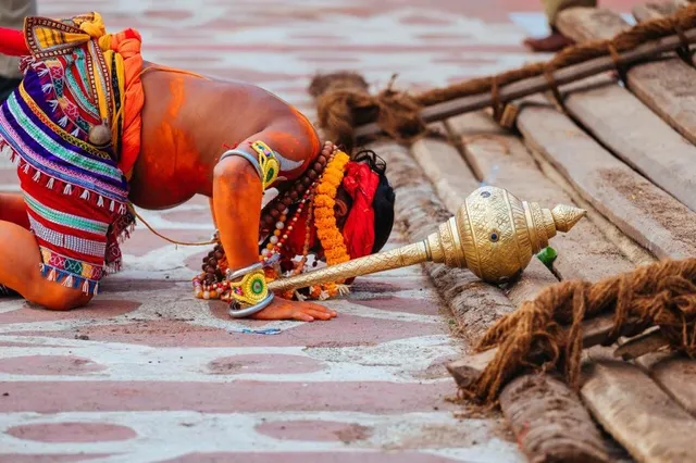 ପୁରୀରେ ରଥକୁ ମୁଣ୍ଡିଆ ମାରି ମହାପ୍ରଭୁଙ୍କ ଠାରୁ ଆଶୀର୍ବାଦ ନେଉଛନ୍ତି ହନୁମାନ ବେଶଧାରୀ ଭକ୍ତ।