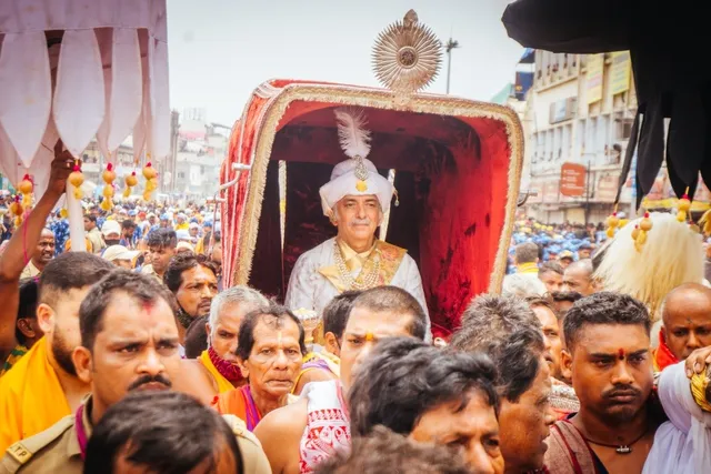 ରଥ ଉ‌ପରେ ଛେରାପହଁରା କରିବାକୁ ଗଜପତିଙ୍କ ଯାତ୍ରା।