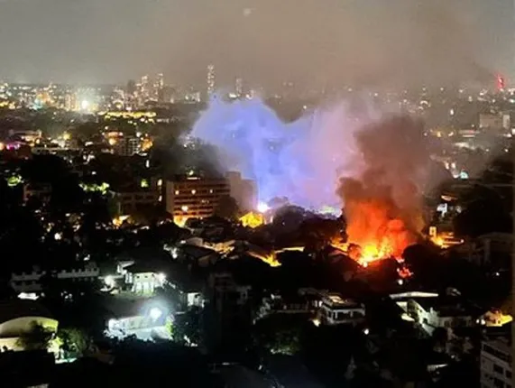 ଜଳୁଛି ପ୍ରଧାନମନ୍ତ୍ରୀଙ୍କ ଘର: ରାନିଲ ବିକ୍ରମସିଂଘେଙ୍କ ବାସଭବନରେ ନିଆଁ ଲଗାଇଲେ ବିକ୍ଷୋଭକାରୀ