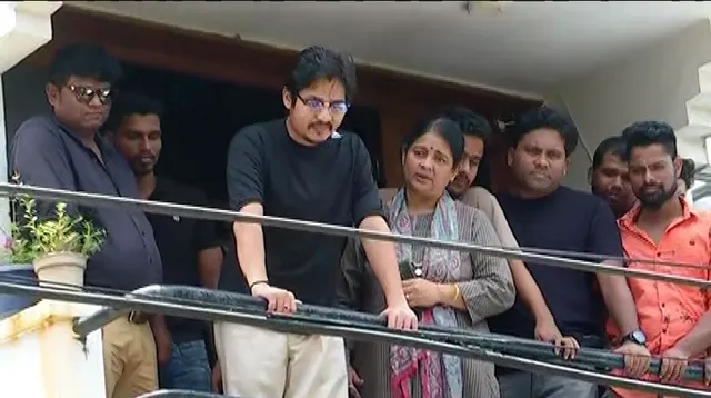 ମାଆ ଅପରାଜିତାଙ୍କ ସହ ଘରୁ ବାହାରିଲେ ବାବୁସାନ୍