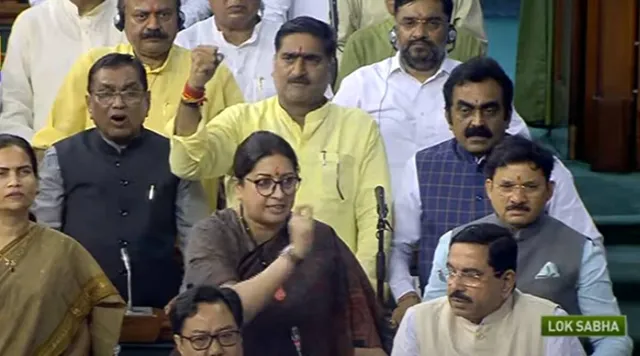 ସଂସଦରେ ଝଡ଼: ନେତାଙ୍କ ‘ରାଷ୍ଟ୍ରପତ୍ନୀ’ ବୟାନକୁ ନେଇ କମ୍ପିଲେ ସୃତି ଇରାନୀ, ସଫେଇ ଦେଲେ ସୋନିଆ ଗାନ୍ଧୀ