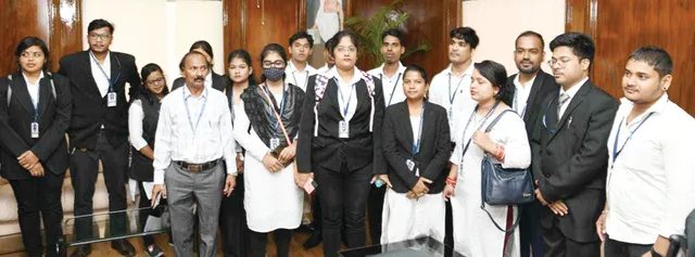 ହାଇକୋର୍ଟ ବୁଲିଲେ ଆଇନ ଛାତ୍ରଛାତ୍ରୀ, ବିଚାରପତିଙ୍କ ସହିତ ଆଲୋଚନା କଲେ, ବିଚାର ପ୍ରକ୍ରିୟା ନେଇ ଅବଗତ ହେଲେ