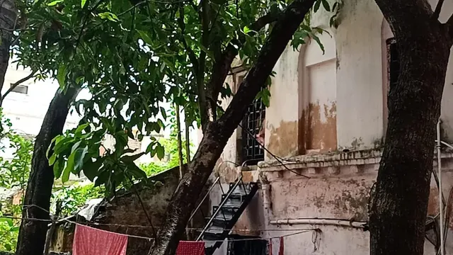 ଝିଅ ଅର୍ପିତାଙ୍କ ଫ୍ଲାଟ୍‌ରେ କୋଟି କୋଟି ଟଙ୍କା; ମାଆ ରହୁଛନ୍ତି ପୁରୁଣା ଭଙ୍ଗାଦଦରା ଘରେ