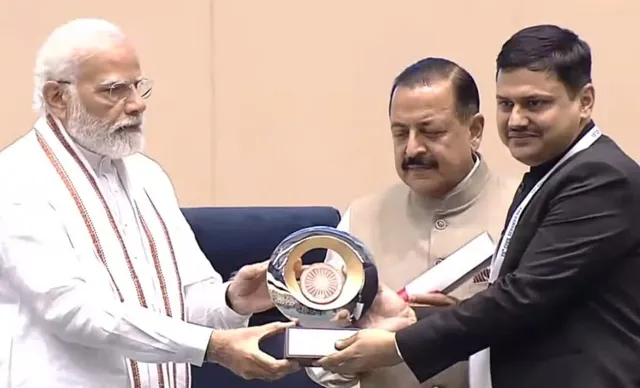 ମୋଦୀଙ୍କ ଅଫିସରୁ ଆସିଲା ଫୋନ, ସ୍ଥଗିତ ରଖ ଏହି ଜିଲ୍ଲାପାଳଙ୍କ ବଦଳି: କିଭଳି ପ୍ରଧାନମନ୍ତ୍ରୀଙ୍କର ମନ ଜିତିଛନ୍ତି ଏହି ଆଇଏଏସ ଜାଣନ୍ତୁ