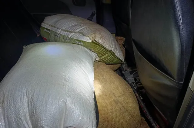 ମଧ୍ୟରାତ୍ରିରେ କାର୍‌ରୁ ୩୦୦ ଲିଟର ଦେଶୀ ମଦ ଜବତ, ଚାବି ନେଇ ଚାଳକ ଫେରାର