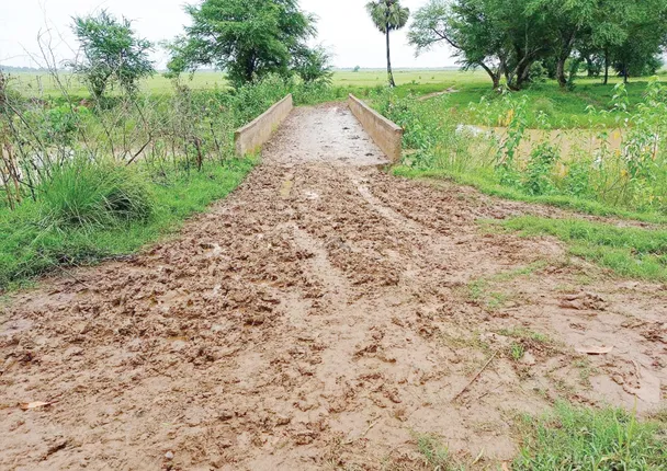 ରାସ୍ତା କରୁଛି ହିନସ୍ତା, କାଦୁଅ ପଚପଚ, ପାଣି ଆଣ୍ଠୁଏ