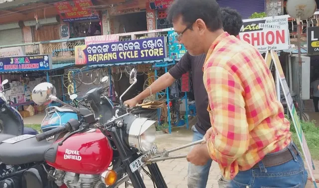 ଅଟୋମୋବାଇଲ ସୋ’ରୁମ ମାଲିକ ମାନୁ ନାହାନ୍ତି ସରକାରୀ ନିର୍ଦ୍ଦେଶ, ଏଚ୍ଏସ୍‌ଆରପି ନମ୍ବର ପାଇଁ ମାଗୁଛନ୍ତି ଅର୍ଥ