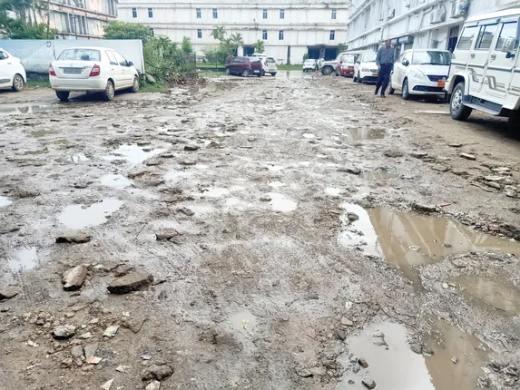 ସିଡିଏ କାର୍ଯ୍ୟାଳୟ ରାସ୍ତା ବିପର୍ଯ୍ୟସ୍ତ, ସିଏମ୍‌ସି ଜନଶୁଣାଣିକୁ ସହରବାସୀ ଆସିବେ କେମିତି?