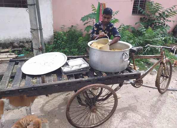 ଶିଶୁଭବନ ନା ଡମ୍ପିଂୟାର୍ଡ? ଏଣେତେଣେ ପଡ଼ି ରହୁଛି ହୋଟେଲର ଆବର୍ଜନା, ଵାର୍ଡ ଭିତରକୁ ପଶି ପାରୁ ନାହାନ୍ତି ରୋଗୀ