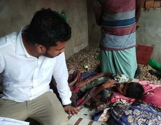 ଗଛରୁ ପଡି ଗୁରୁତର ସନ୍ତୋଷଙ୍କୁ ସହଯୋଗର ହାତ ବଢ଼ାଇଲେ ବ୍ଲକ ଅଧ୍ୟକ୍ଷ