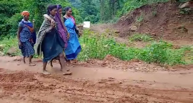 ବଣ୍ଡାଘାଟିର ଦୁର୍ଦ୍ଦଶା:ବର୍ଷାରେ ରାସ୍ତା ଖରାପ ଯୋଗୁଁ ୨ କିମି ଚାଲିଲେ ଗର୍ଭବତୀ