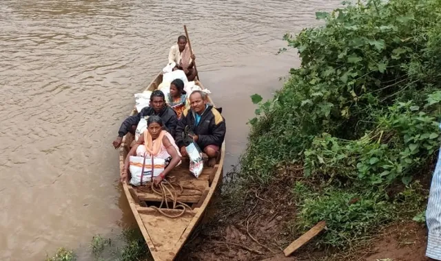 ଲଗାଣ ବର୍ଷାରେ ସ୍ବାଭିମାନ ଅଞ୍ଚଳ ବେହାଲ; ନଦୀ ଅତିକ୍ରମ କରି ଯିବାକୁ ପଡୁଛି ଡାକ୍ତରଖାନାକୁ