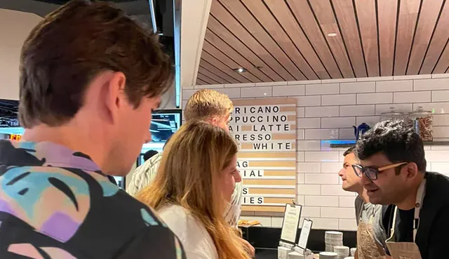 କାଉଣ୍ଟର୍‌ରୁ କଫି ନେଇ କର୍ମଚାରୀଙ୍କୁ ପରଷିଲେ ‘ଟୁଇଟର୍‌ ସିଇଓ’ ପରାଗ ଅଗ୍ରୱାଲ୍