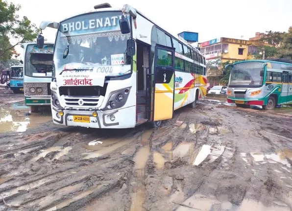 ପୁରୀ ବସ୍‌ଷ୍ଟାଣ୍ଡ କାଦୁଅରେ ଫସିଲା ଝାଡ଼ଖଣ୍ଡ ବସ୍‌