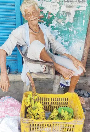 ଦୁଇ ଆଦର୍ଶ ବୃଦ୍ଧ-ବୃଦ୍ଧାଙ୍କ କାହାଣୀ...୮୭ ବର୍ଷର ବୃଦ୍ଧ କଦଳୀ ବିକୁଛନ୍ତି