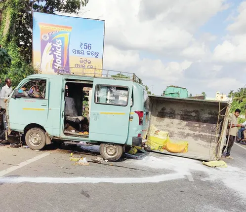 ପିକ୍‌ଅପ୍‌-ମ୍ୟାଜିକ୍‌ ଗାଡ଼ି ମୁହାଁମୁହିଁ, ସ୍ତ୍ରୀ ମୃତ, ସ୍ବାମୀ-ପୁଅଙ୍କ ସମେତ ୩ ଗୁରୁତର