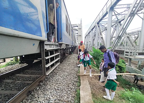 ରାସ୍ତା କାମ ପାଇଁ ବାଜିରେ ପିଲାଙ୍କ ଜୀବନ