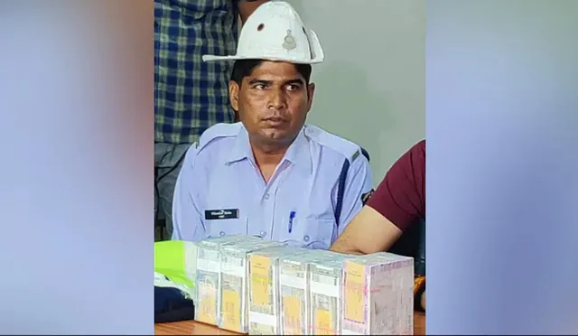 ରାସ୍ତାରୁ ୪୫ ଲକ୍ଷ ଟଙ୍କା ପାଇ ଥାନାରେ ଦେଲେ ଛତିଶଗଡ଼ ଟ୍ରାଫିକ୍‌ ପୁଲିସ