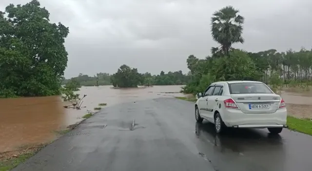 କାଲିମେଳାରେ ପ୍ରବଳ ବର୍ଷା: ପୋଲ ଉପରେ ୬ଫୁଟ ବନ୍ୟା ଜଳ, ମାଲକାନଗିରିରୁ ଆନ୍ଧ୍ର ଯୋଗାଯୋଗ ବିଛିନ୍ନ