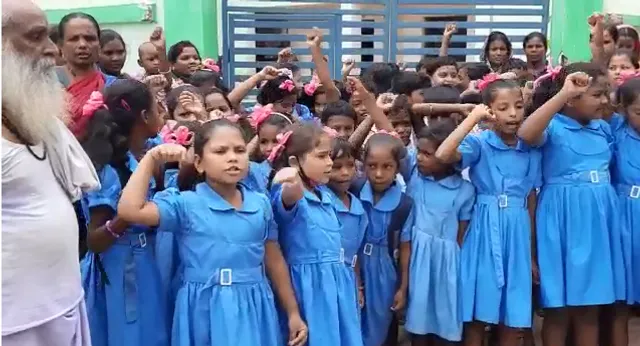 ଶିକ୍ଷକ ମରୁଡ଼ି, ସ୍କୁଲରେ ତାଲା ପକାଇଲେ ଅଭିଭାବକ