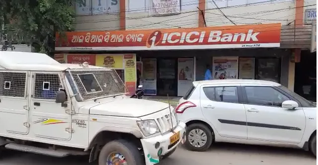 ବ୍ୟାଙ୍କ ସମ୍ମୁଖରୁ ଲୁଟିନେଲେ ୩ ଲକ୍ଷ ୬୦ ହଜାର