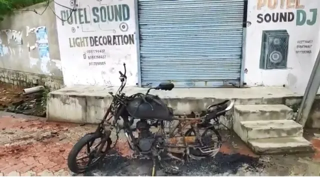 ଦୋକାନ ବାହାରେ ଥିବା ବାଇକକୁ ଜଳିଦେଲେ ଦୁର୍ବୃତ୍ତ, ସିସିଟିଭିରେ ଦୃଶ୍ୟ କଏଦ