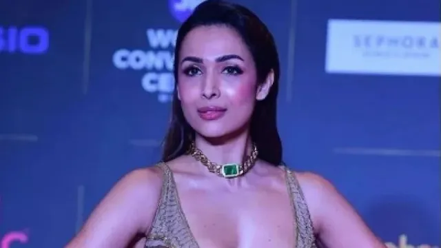 ସଲମାନ୍‌ ଖାନ୍‌ଙ୍କ ବ୍ରେସ୍‌ଲେଟ୍‌କୁ ଗଳାରେ ପିନ୍ଧି ଟ୍ରୋଲ୍‌ ହେଲେ ମଲାଇକା!