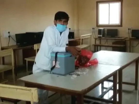 ୩୦ ଜଣ ଛାତ୍ରଙ୍କୁ ଗୋଟାଏ ସିରିଞ୍ଜ୍‌ରେ ଦିଆଗଲା ଟିକା; ପଚାରିବାରୁ କହିଲେ ମୋର୍‌ କ’ଣ ଭୁଲ୍‌?