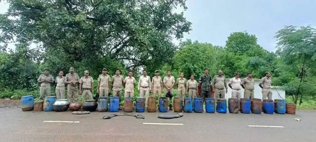 ଦୁଇଦିନିଆ ଅବକାରୀ ଚଢ଼ଉ; ବିପୁଳ ପରିମାଣର ମଦ ଜବତ