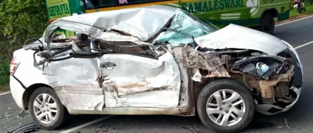 କାର୍‌-ବସ୍‌ ମୁହାଁମୁହିଁ ଧକ୍କା: ପ୍ରେମିକାଙ୍କ ଆଖି ଆଗରେ ଚାଲିଗଲା ପ୍ରେମିକଙ୍କ ଜୀବନ