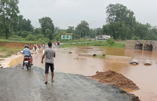 କିଛି ଘଣ୍ଟାର ବର୍ଷାରେ ଧୋଇ ହୋଇଗଲା ଅସ୍ଥାୟୀ ରାସ୍ତା, ପାଟଣାଗଡ଼-ଗାଇସିଲାଟ ଯୋଗାଯୋଗ ବିଛିନ୍ନ