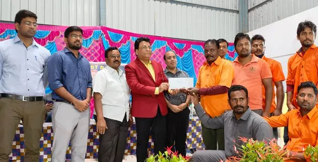 ବିଶାଖାପାଟଣା ଡିଆରଏମ୍‌ଙ୍କ ଲକ୍ଷ୍ମୀପୁର ଗସ୍ତ, ଉଲ୍ଲେଖନୀୟ କାର୍ଯ୍ୟ ପାଇଁ କର୍ମଚାରୀ ପାଇଲେ ପୁରସ୍କାର