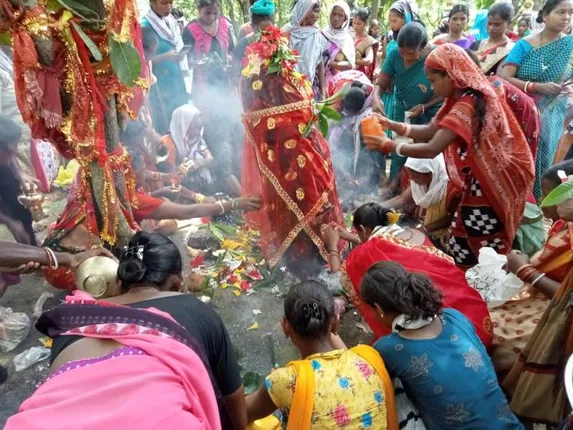 ବର୍ଷା ପାଇଁ ବ୍ରାହ୍ମଣୀଦେବୀଙ୍କୁ ପୂଜାର୍ଚ୍ଚନା, ମା’ଙ୍କୁ ଗାଧୋଇଲେ ଶତାଧିକ ଶ୍ରଦ୍ଧାଳୁ