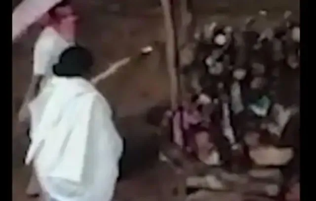 ମୋ ଝିଅ ମୁହଁରେ ମୁଁ ଦେବି ନିଆଁ: ସ୍ୱାମୀ ଥିବା ସତ୍ତ୍ୱେ ବିବାହିତ ଝିଅକୁ ମୁଖାଗ୍ନି ଦେଲେ ମା, ଉପସ୍ଥିତ ଲୋକ ହୋଇଗଲେ ଆଶ୍ଚର୍ଯ୍ୟ