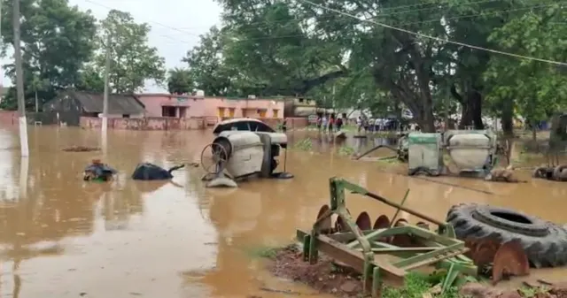 ମୋଟୁରେ ବନ୍ୟାସ୍ଥିତି ଗମ୍ଭୀର: ବିଦ୍ୟାଳୟରେ ପଶିଲା ପାଣି, ଆଶ୍ରମ ସ୍କୁଲରୁ ପିଲା ସ୍ଥାନାନ୍ତରିତ