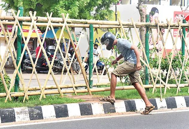 ସ୍ମାର୍ଟ ଜନପଥରେ ବାଉଁଶ ବାଡ଼ରେ ଗଳାବାଟ, ଜୀବନକୁ ବାଜି ଲଗାଇ ରାସ୍ତା ପାର୍‌
