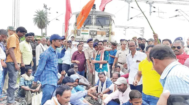 ବୀମା ଟଙ୍କା ଦାବିରେ ଶକ୍ତି ଦେଖାଇଲେ ଚାଷୀ: ପଦ୍ମପୁର ଉପଖଣ୍ଡ ସଂପୂର୍ଣ୍ଣ ବନ୍ଦ, ବରଗଡ଼ରେ ରେଳରୋକ