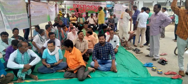 ବୀମା ରାଶି ପ୍ରଦାନ ଦାବିରେ କୃଷକ ସଂଗଠନ ପକ୍ଷରୁ ପଦ୍ମପୁର ଉପଖଣ୍ଡରେ ୧୨ ଘଣ୍ଟିଆ ବନ୍ଦ