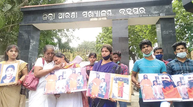ସ୍ୱାମୀ ମୁକୁନ୍ଦାନନ୍ଦଙ୍କ ମନ୍ତବ୍ୟକୁ ନେଇ ତୀବ୍ର ପ୍ରତିକ୍ରିୟା: ‘ତୋ ଝିଅ ବାହା ହୋଇଥିଲେ ଘରେ ରହିଥାନ୍ତା କି ?’