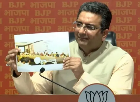 ପୂର୍ବତନ ଉପରାଷ୍ଟ୍ରପତିଙ୍କ ବିରୋଧରେ ବିଜେପିର ସଙ୍ଗୀନ୍‌ ଅଭିଯୋଗ; ସାର୍ବଜନୀନ କଲା ପାକ୍‌ ଗୁପ୍ତଚରଙ୍କ ସହ ଫଟୋ