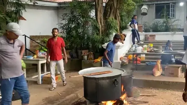 ଶ୍ରୀଲଙ୍କାର ପ୍ରଧାନମନ୍ତ୍ରୀଙ୍କ କ‌ଲମ୍ବୋ ବାସଭବନରେ ରହି ରନ୍ଧାବଢ଼ା କରୁଛନ୍ତି ପ୍ରତିବାଦକାରୀ