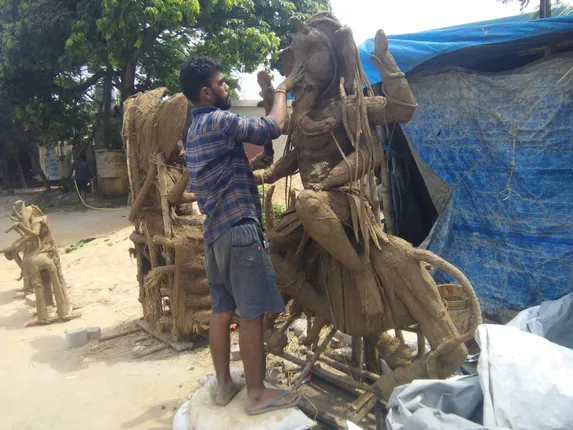 ଆସୁଛି ଗଣେଶ ପୂଜା: ଭୁବନେଶ୍ବରର ମ‌ଞ୍ଚେଶ୍ବର ଅଞ୍ଚଳରେ ମୂର୍ତ୍ତି ନିର୍ମାଣରେ ବ୍ୟସ୍ତ କାରିଗର।