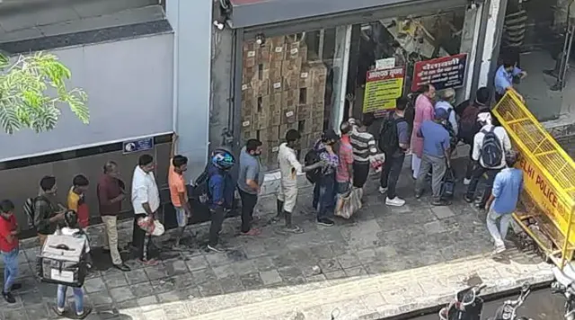 କାଳେ ସରିଯିବ: ମଦ ଦୋକାନ ବାହାରେ ଲକଡାଉନ ଭଳି ଗହଳି