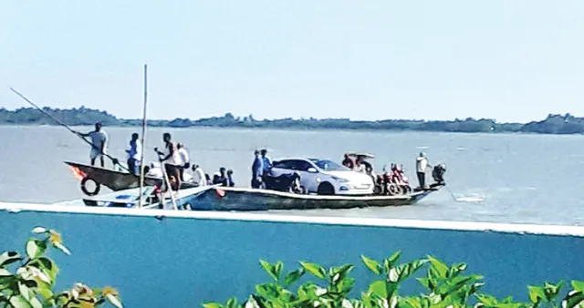 ଭସାପୋଲ ଉପରୁ ତୁଟୁଛି ଭରସା; ଚିଲିକାରେ ଅତ୍ୟନ୍ତ ବିପଦସଂକୁଳ ଅବସ୍ଥାରେ ଡଙ୍ଗାରେ ଚାଲିଛି ଯାତ୍ରୀ ପରିବହନ