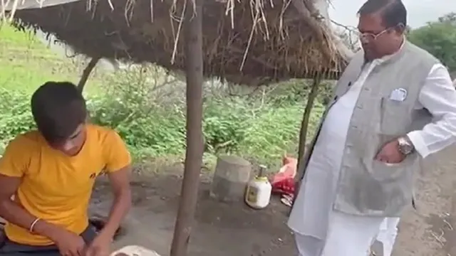 ରାସ୍ତାକଡ଼ରେ ୧୫ ଟଙ୍କାର ମକା ପାଇଁ ମୂଲଚାଲ କରି କେନ୍ଦ୍ରମନ୍ତ୍ରୀ ସମାଲୋଚିତ